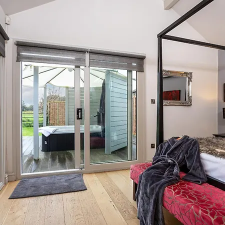 The Pavilion - With Hot Tub Ferienhaus *